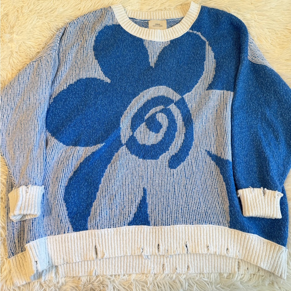 URBAN OUTFITTERS blue and white oversized flower jumper